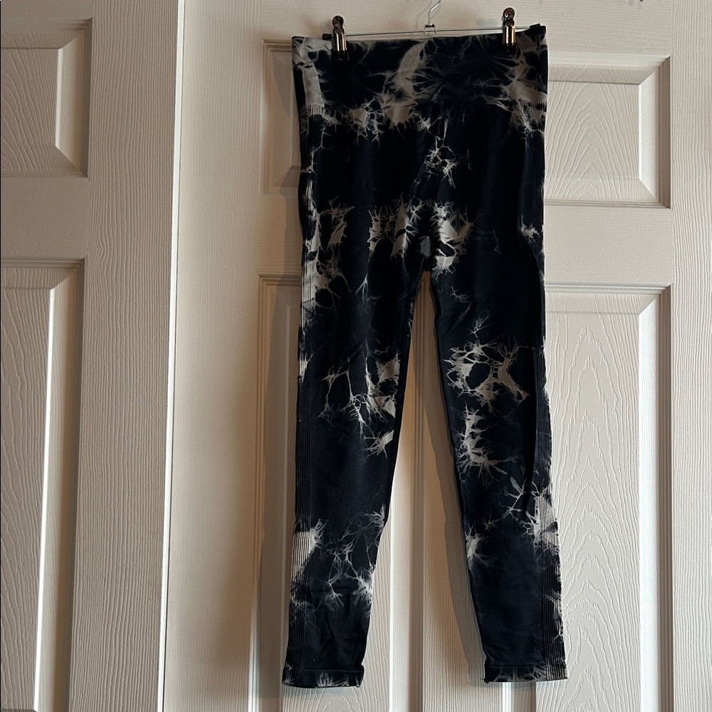 Navy and White Tie-Dye Leggings - Picture 3 of 9